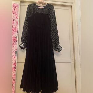 ASOS Design midi  Black Long-Sleeve Dress
Velvet lined Dress size US 14